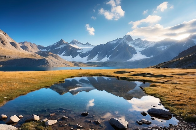 Camping mit Zelt in der Nähe eines hochgelegenen Sees in den Alpen Spiegelung der schneebedeckten Bergkette und landschaftlicher