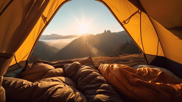 Camping en la montaña persona en carpa