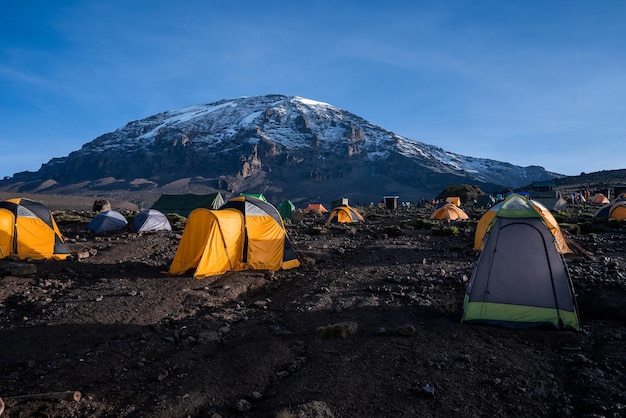 Camping en el monte Kilimanjaro en carpas para ver los glaciares en Tanzania, África Carpas naranjas en el camino al pico Uhuru.