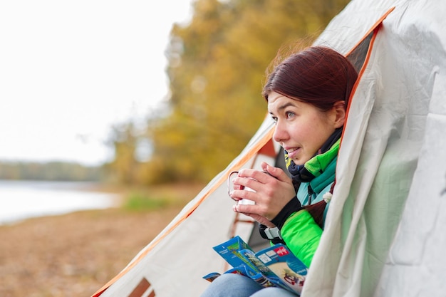 Camping mujer feliz