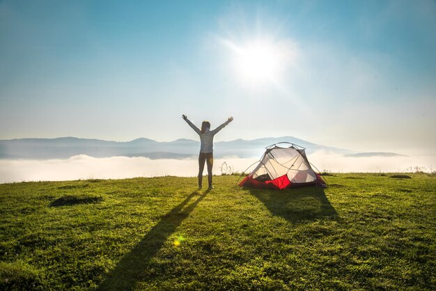 Camping en la naturaleza. Relajarse en una tienda de campaña.