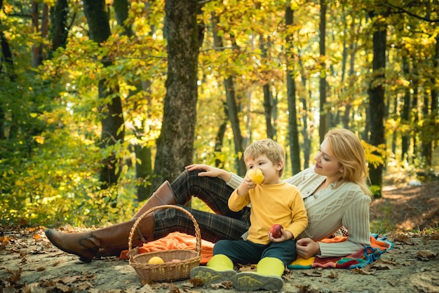 Camping con niños feliz madre e hijo con pasar tiempo al aire libre en el parque de otoño que nos gusta el otoño ...