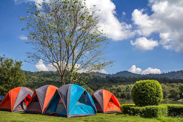 Camping no parque com grama verde e céu azul