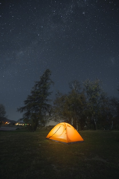 Camping en la noche Nueva Zelanda