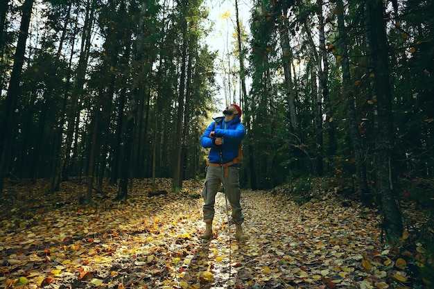 camping de otoño en el bosque, un viajero masculino camina por el bosque, paisaje de hojas amarillas en octubre.