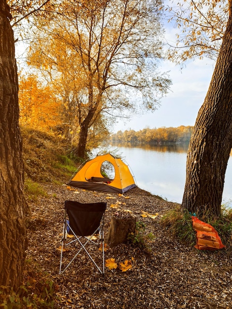 Camping de otoño cerca del lago