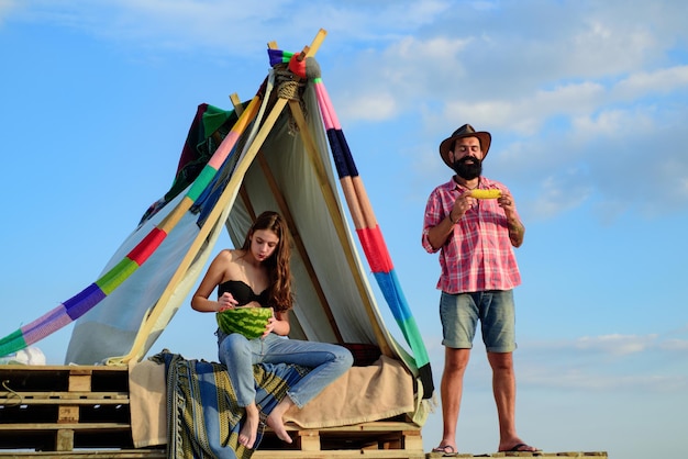 Camping pareja enamorada desayuno con amantes en la naturaleza parejas de amantes turistas relajarse en la naturaleza ca...