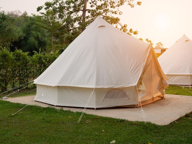 Camping-Picknick-Zelt-Campingplatz im Wanderwald im Freien. Camper beim Zelten im Naturhintergrund im Sommerausflugslager. Abenteuerreise-Urlaubskonzept