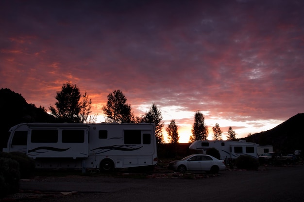 Camping de RV al amanecer en Gypsum, Colorado.