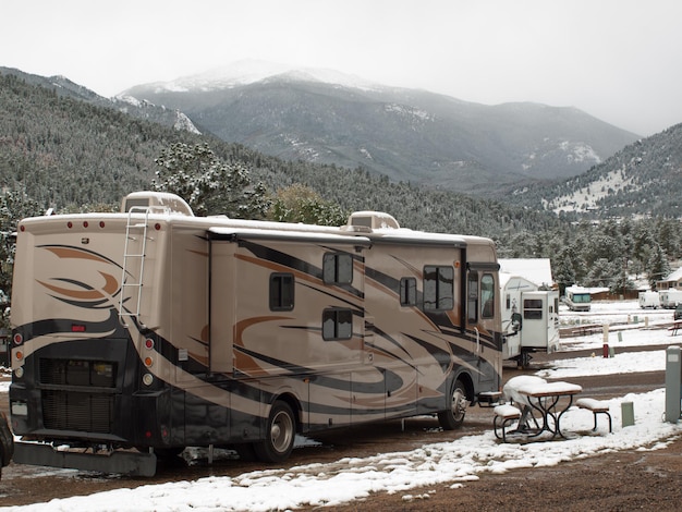 Camping de RV en la nieve en Estes Park, Colorado.