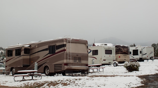 Camping de RV en la nieve en Estes Park, Colorado.