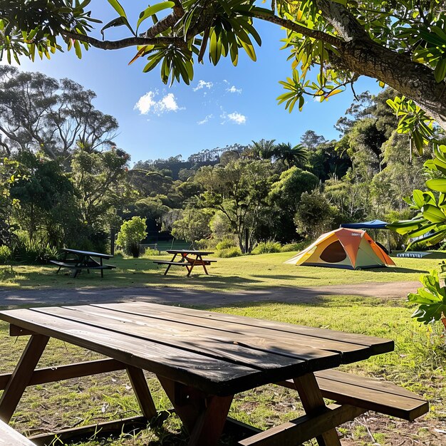 Foto camping sereno con tienda y mesa de madera en lush park