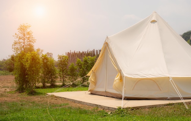 Camping tienda de picnic camping en el bosque de senderismo al aire libre Camper mientras acampa en el fondo de la naturaleza