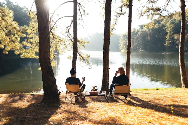 Camping und Kaffee in Pang Ung am Morgen Kaffee am Morgen unter den Bäumen und am Stausee