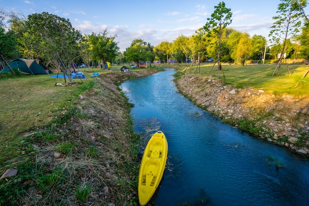 Camping und Zelt im Naturpark mit Kajak