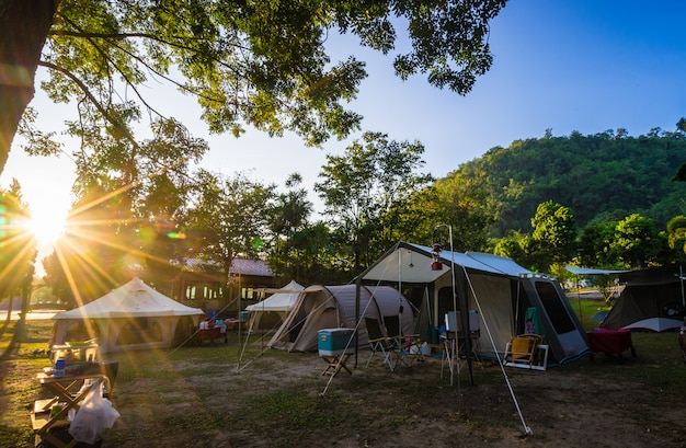 Camping und Zelt im Naturpark mit Sonnenaufgang