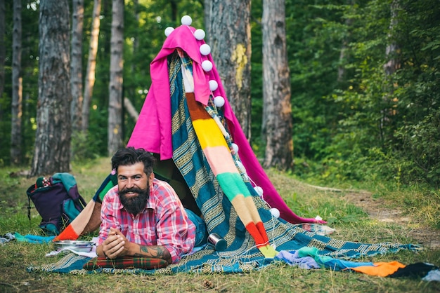 Camping und Zelt in der Nähe von schönem Sonnenlicht in der Morgenhütte, geschmückte Party, Sommerlager, Camping an