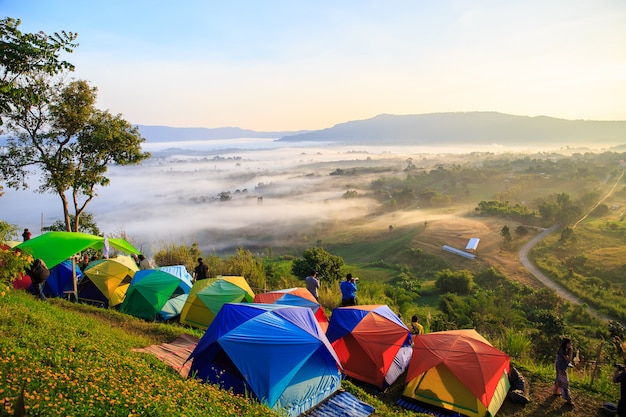 Camping y vista a la montaña con el mar de niebla en la mañana y el crepúsculo del amanecer en T