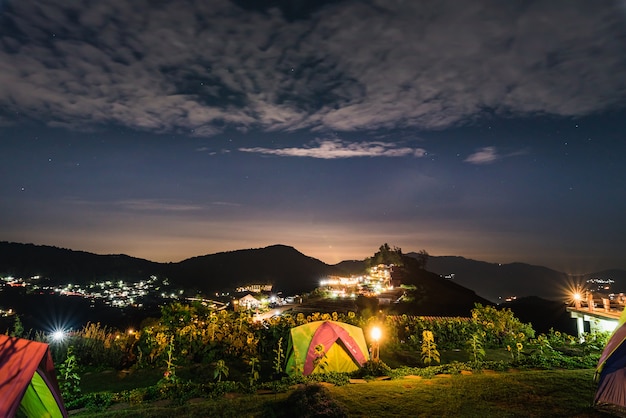 Camping Zelt Berg bei Nacht