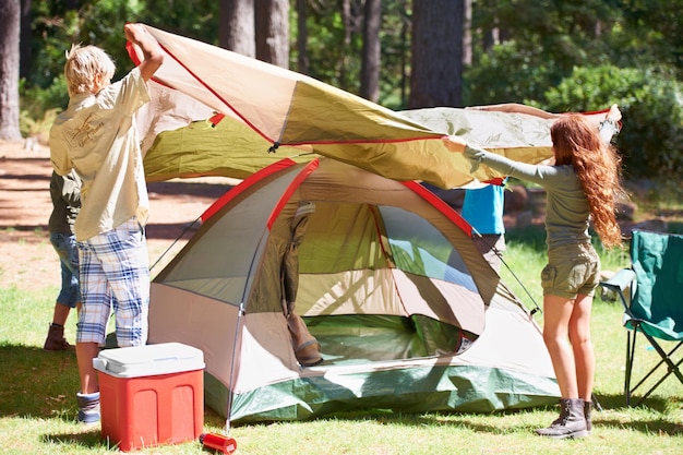 Campingfreunde Shot von Kindern in einem Camp