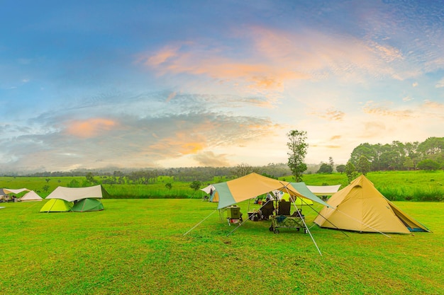 campinggolden sunrise iluminado tienda de campaña dramático paisaje de montaña panorama tailandia