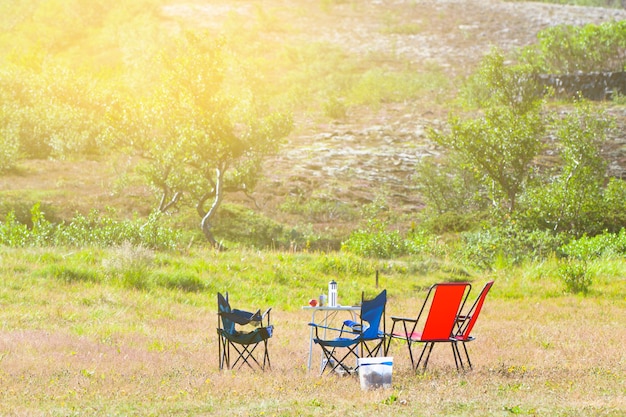 Campingplatz mit Campingstühlen und Tisch