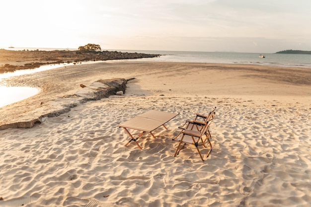 Campingstühle am Abend am Strand