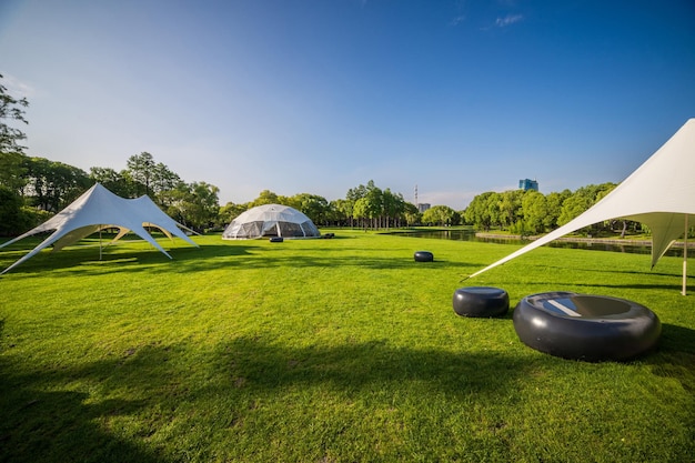 Campingzelt auf dem Gras an einem sonnigen Tag