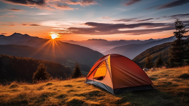 Campingzelt hoch in den Bergen Touristenzelt Camping in den Bergen bei Sonnenuntergang