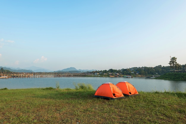 Campingzelt nahe der See- und Grasweidelandschaft