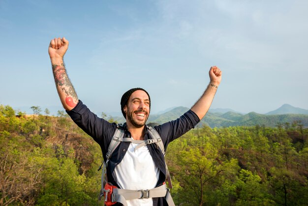 Campista feliz em uma aventura