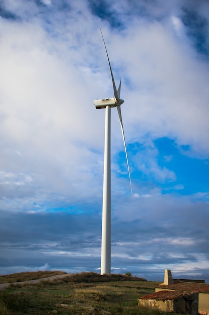 Foto campo de aerogeneradores en la colina para fuente de energía renovable.