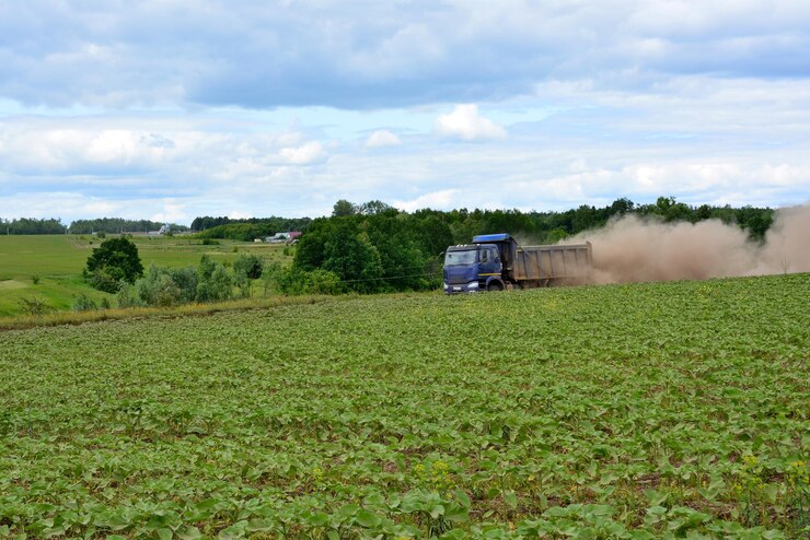 Foto campo agrícola com caminhão e nuvem empoeirada no espaço de cópia traseira