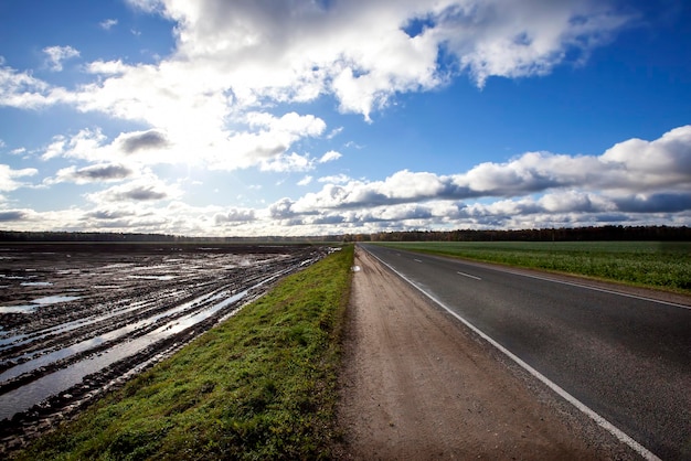 Campo agrícola después de las lluvias de otoño con barro y surcos de los coches muy malas condiciones para la circulación de coches en el campo en las lluvias de otoño