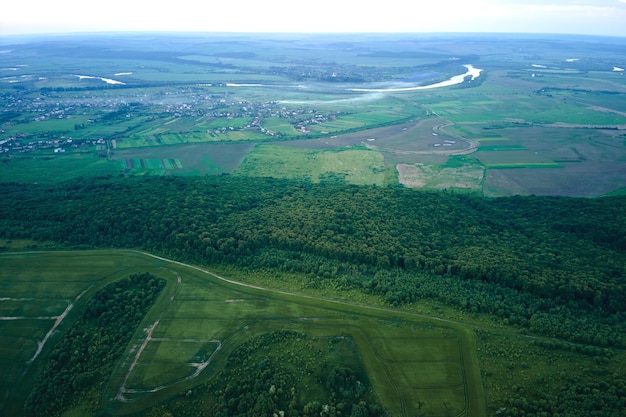 Campo agrícola verde com culturas em crescimento na estação de verão Agricultura e indústria agrícola