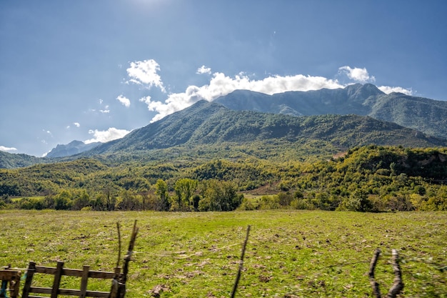 Campo arado contra el fondo de las montañas en Albania Paisaje agrícola