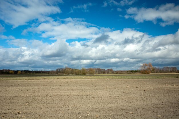 Foto campo arado e nuvens brancas no céu nowiny polônia