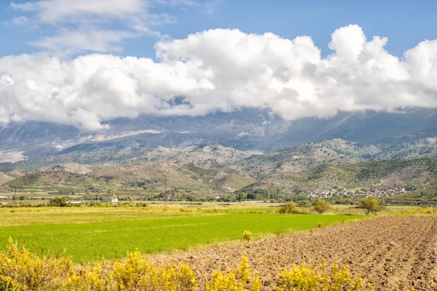 Campo arado no contexto das montanhas na paisagem agrícola da albânia