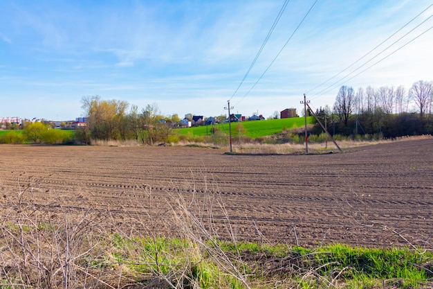 Un campo arado para plantar cultivos agrícolas contra un fondo de cielo azul