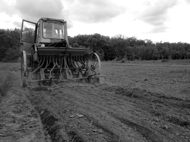 Foto campo arado por tractor em solo preto em campo aberto