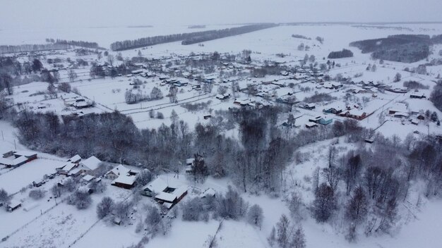 Campo y árboles en invierno disparando con un dron