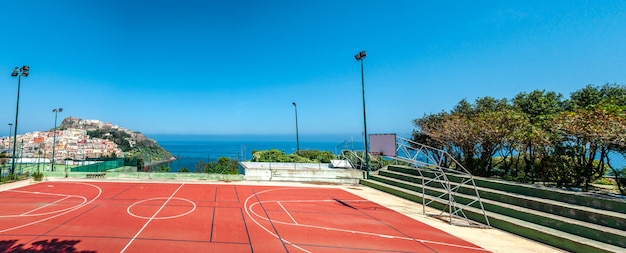 Campo de baloncesto en la costa