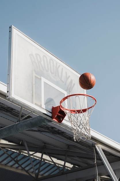 Campo de baloncesto vacío