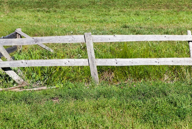 Campo y campo cuyo territorio está dividido por una simple valla de madera, primer plano