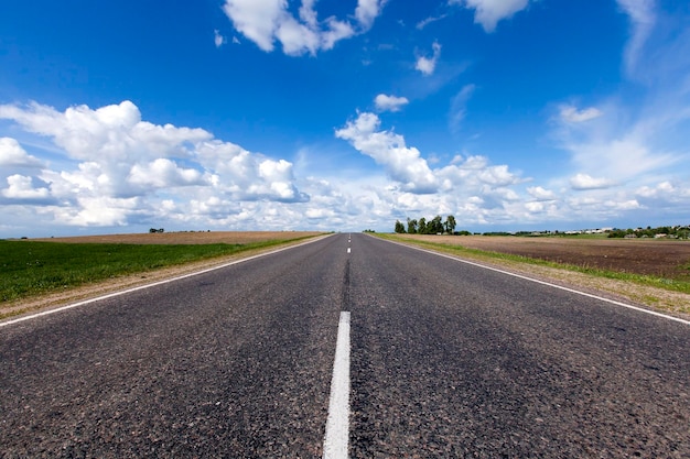 Campo de carretera de verano