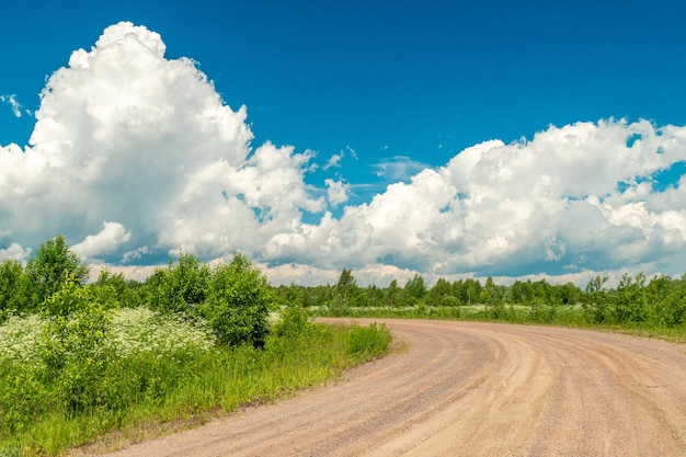 Campo cielo azul con hermosas nubes