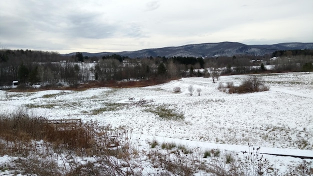 Campo coberto de neve contra o céu durante o inverno