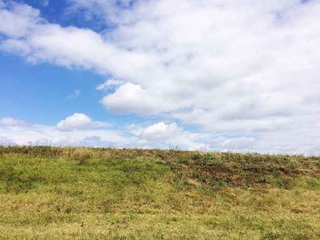 Campo contra o céu nublado