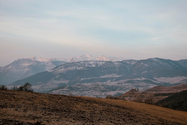 Campo contra o pano de fundo das montanhas