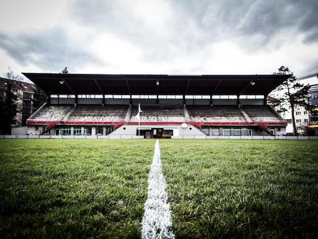 Campo cubierto de hierba en el estadio contra un cielo nublado